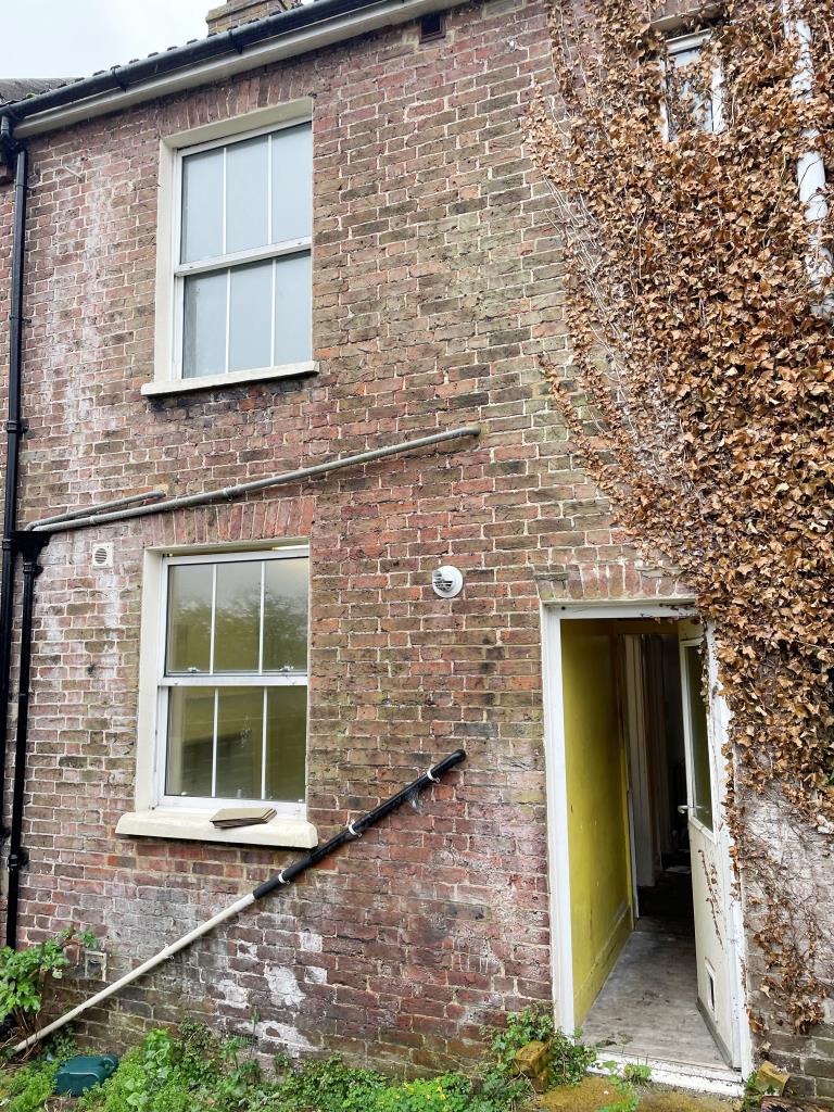 Lot: 109 - HOUSE IN NEED OF REFURBISHMENT AND REPAIR - Brick elevation to the rear